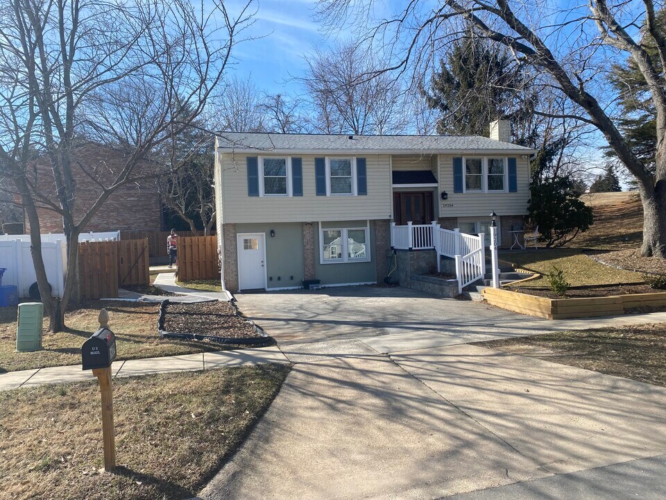 19204 St Johnsbury Ln in Germantown, MD - Building Photo