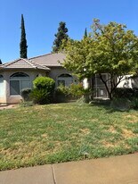1586 E Granada Ave in Fresno, CA - Building Photo