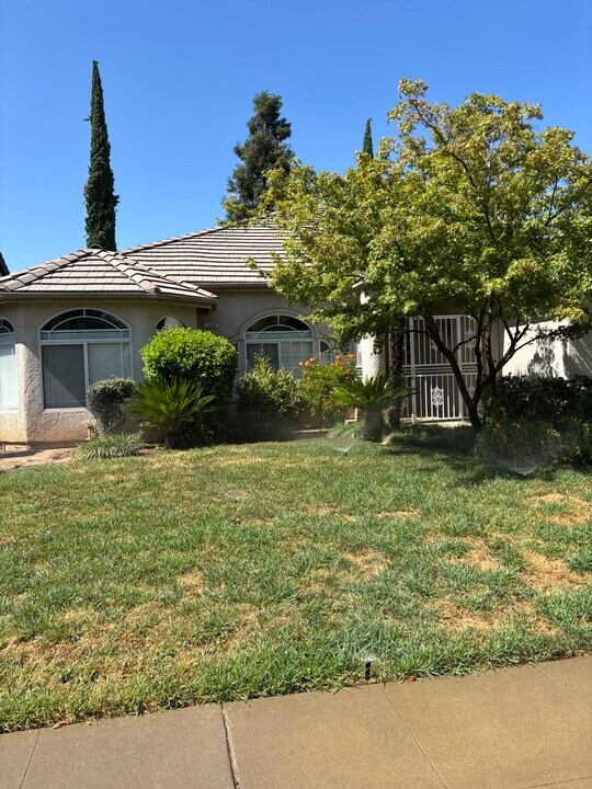1586 E Granada Ave in Fresno, CA - Foto de edificio