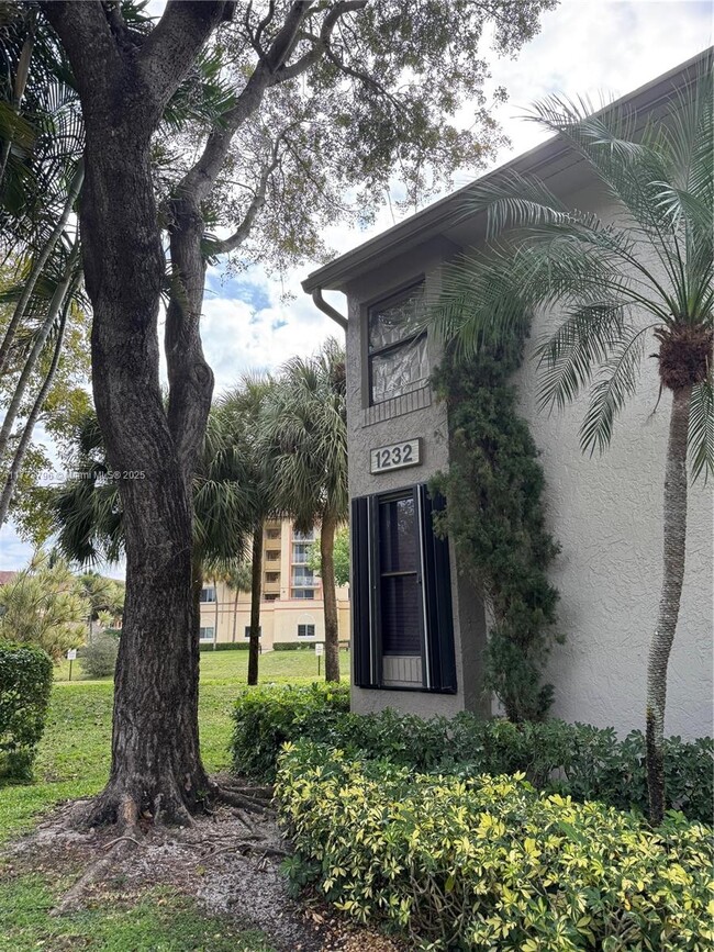 1232 S Military Trail in Deerfield Beach, FL - Building Photo - Building Photo