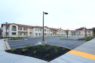 Willow Housing Veterans Apartments in Menlo Park, CA - Foto de edificio - Building Photo