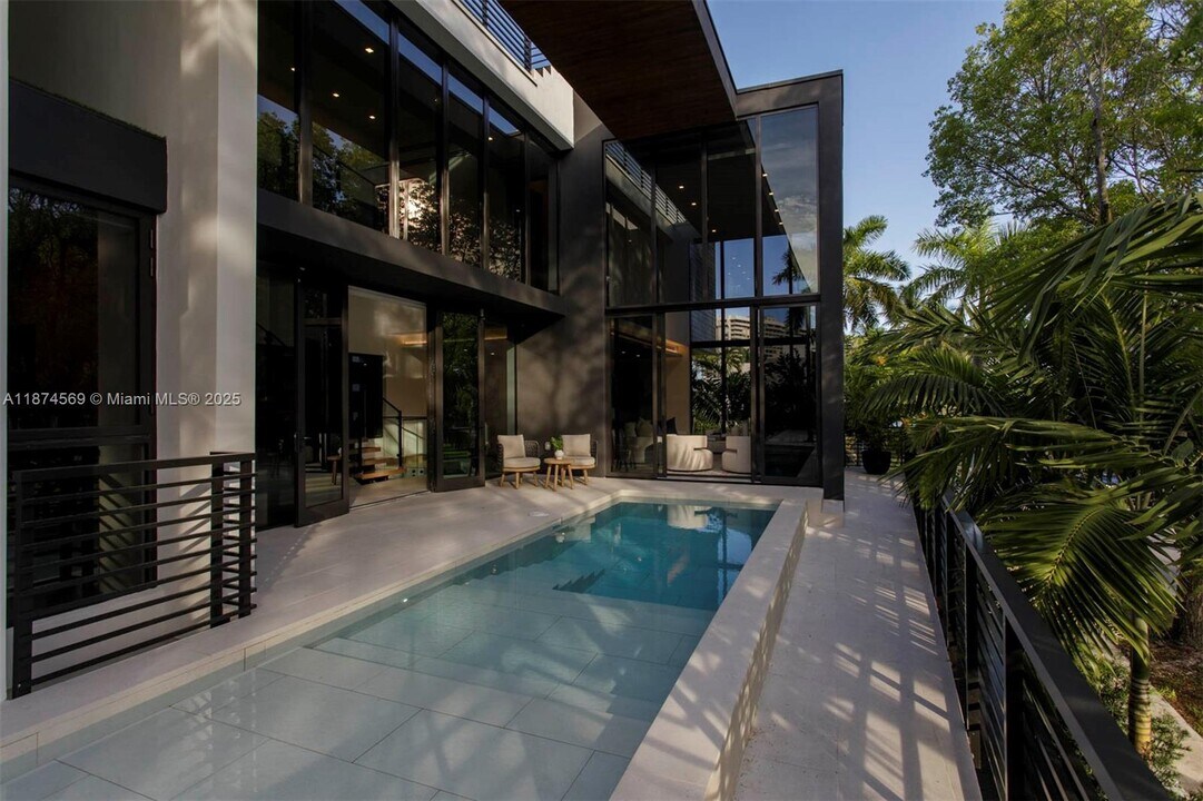 3571 Fair Isle St in Miami, FL - Building Photo