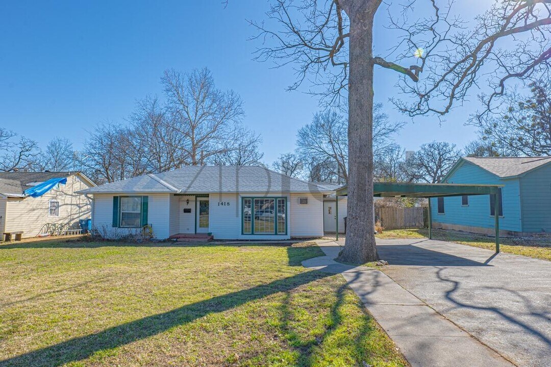 1418 W Shepherd St in Denison, TX - Foto de edificio