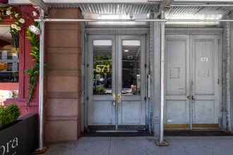 571 Hudson St in New York, NY - Building Photo - Building Photo