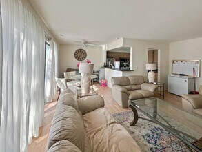 209 W Ct of Shorewood in Vernon Hills, IL - Building Photo - Building Photo