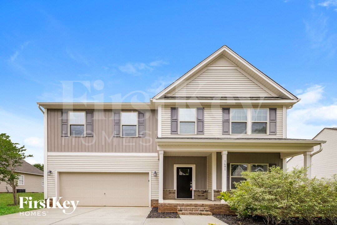 1691 Pinnacle Oaks Dr in Rural Hall, NC - Building Photo