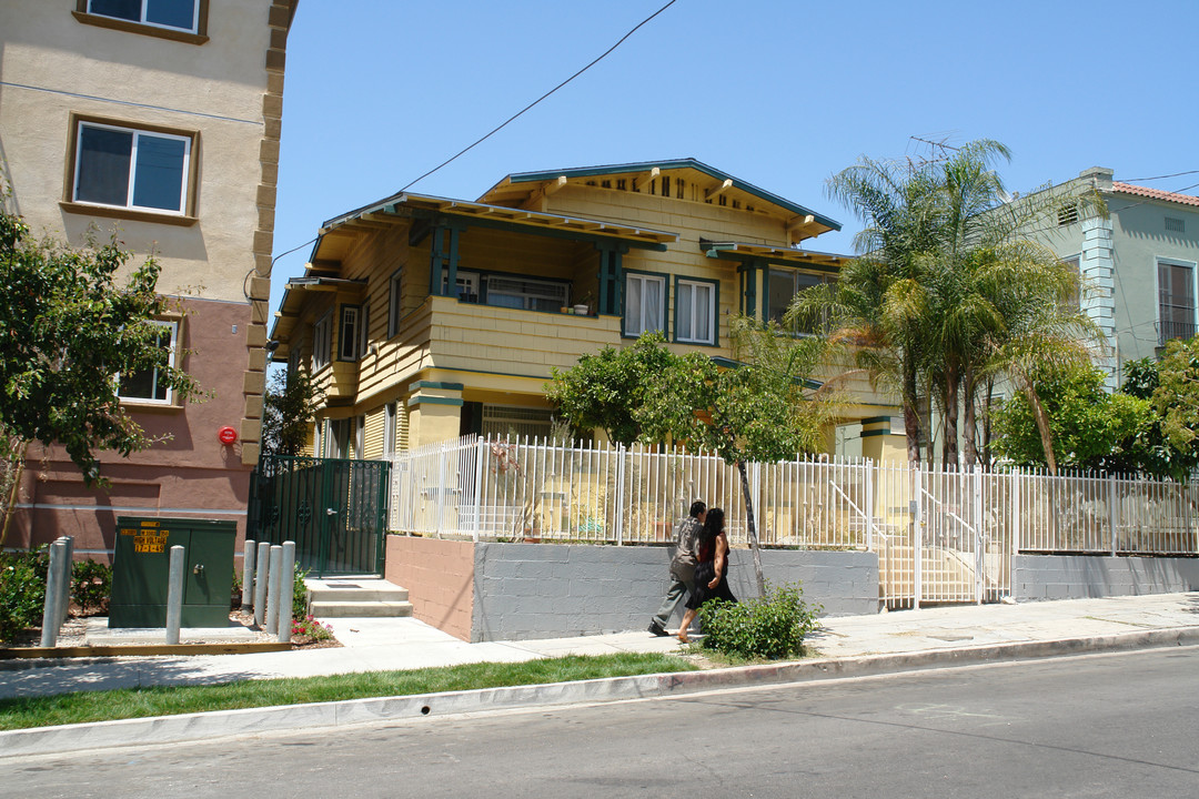 2803 Francis Ave in Los Angeles, CA - Building Photo