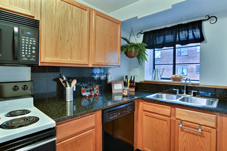 Highland Park Club Apartments in Pittsburgh, PA - Foto de edificio - Building Photo