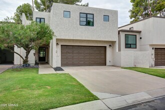 7542 E Pleasant Run in Scottsdale, AZ - Building Photo - Building Photo