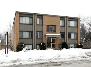 Meadowview Apartments in Savage, MN - Foto de edificio - Building Photo