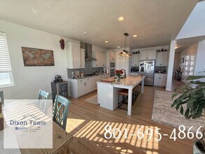 2241 W Parkview Dr in Syracuse, UT - Building Photo - Building Photo