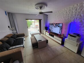 6711 N Kendall Dr in Miami, FL - Building Photo - Building Photo