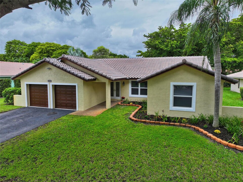 8645 NW 47th Dr in Coral Springs, FL - Foto de edificio