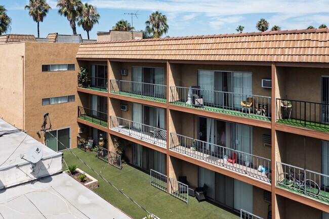 Elm Square Apartments in Long Beach, CA - Building Photo - Building Photo