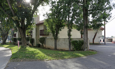 CASA DE VALLE in Redlands, CA - Foto de edificio - Building Photo