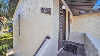 501 E Bay Dr in Largo, FL - Foto de edificio - Building Photo