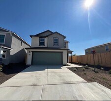 1983 Oaks Ct in Tulare, CA - Building Photo