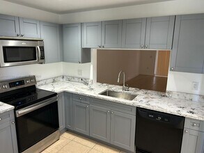 10537 NW 8th St in Pembroke Pines, FL - Building Photo - Building Photo
