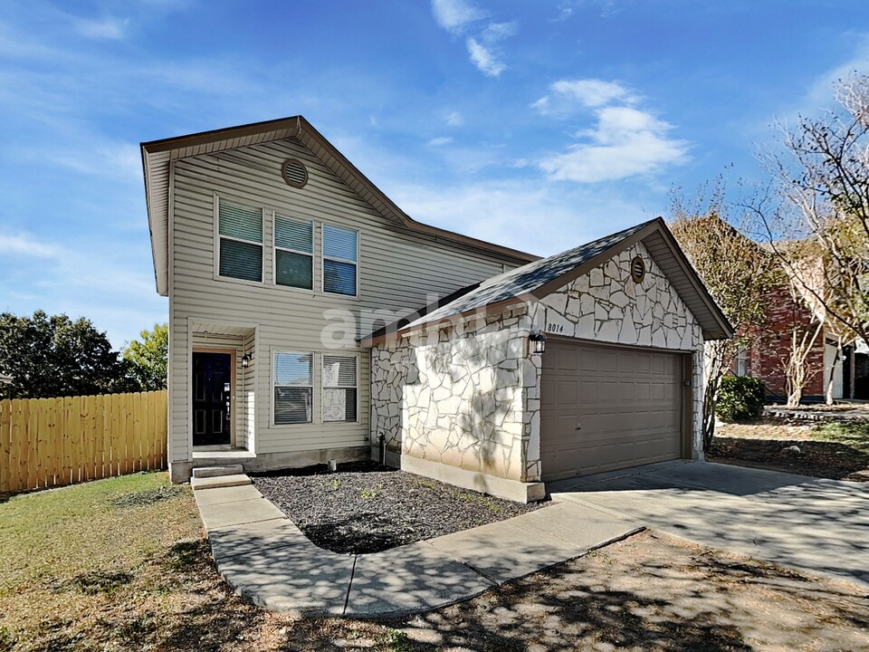 8014 Falcon Meadow Dr in Converse, TX - Foto de edificio