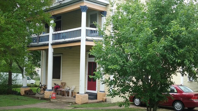 311 E Live Oak St in Seguin, TX - Foto de edificio - Building Photo