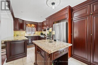 4099 Fieldgate Dr in Mississauga, ON - Building Photo - Building Photo