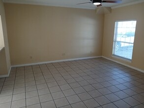 6126 Groves St in Groves, TX - Foto de edificio - Building Photo