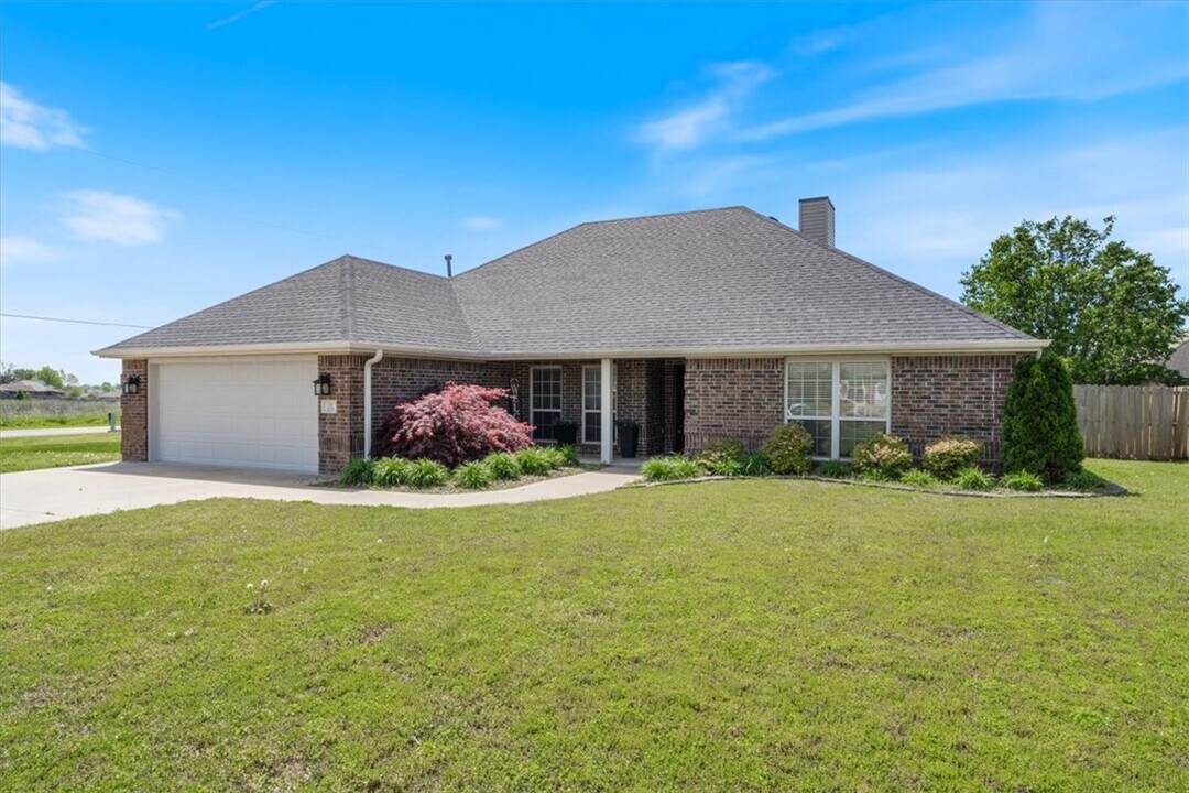 101 Hoss St in Centerton, AR - Building Photo