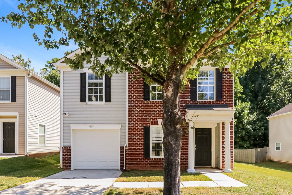 7234 Fox Point Dr in Charlotte, NC - Building Photo