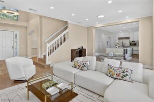 5541 Harborage Dr in Ft. Myers, FL - Building Photo