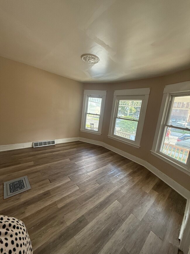 166 Laurel Ave in Bridgeport, CT - Foto de edificio - Building Photo