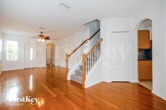 8152 Canterbury Lake Blvd in Tampa, FL - Foto de edificio - Building Photo