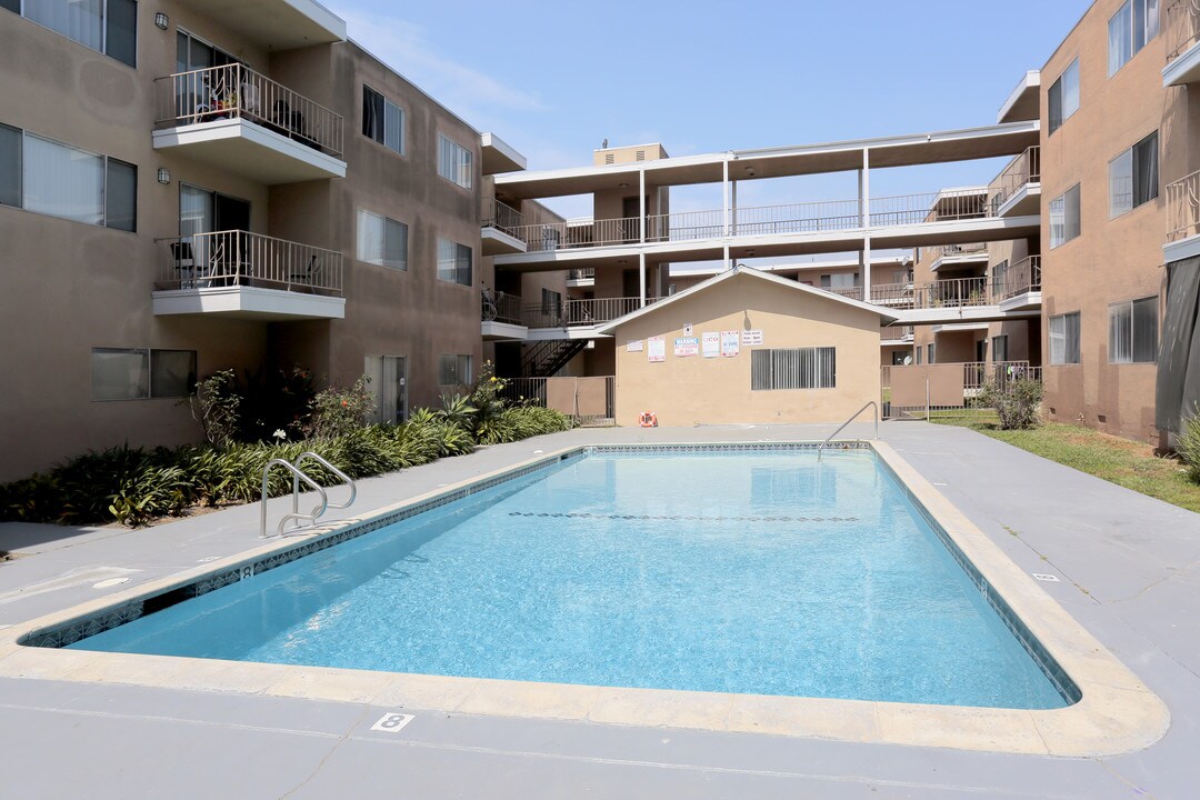 Village Pointe Apartments in Hawthorne, CA - Foto de edificio