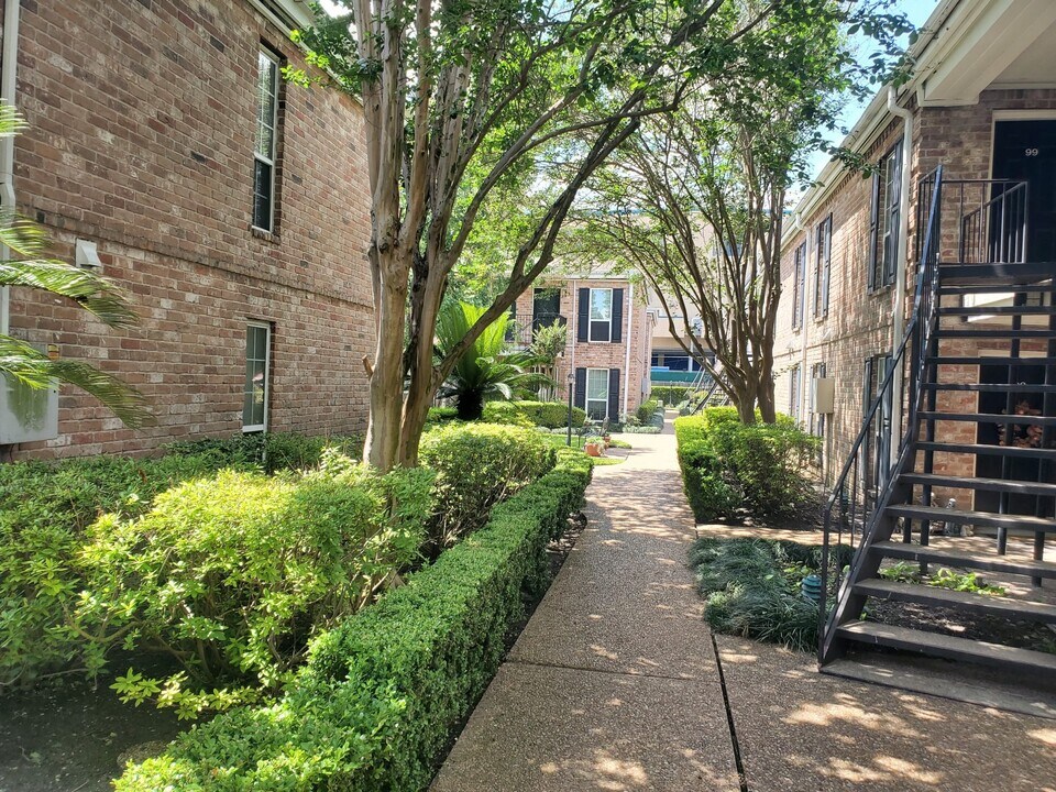 6410 Del Monte Dr in Houston, TX - Building Photo