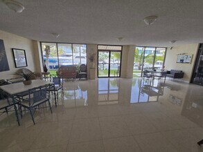 2935 NE 163rd St, Unit 2G in North Miami Beach, FL - Foto de edificio - Building Photo