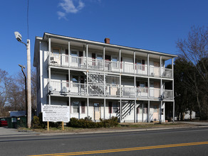 27 Norwich Ave in Norwich, CT - Foto de edificio - Building Photo