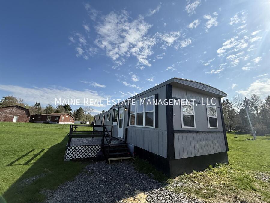 4 Hall Dr in Hudson, ME - Building Photo