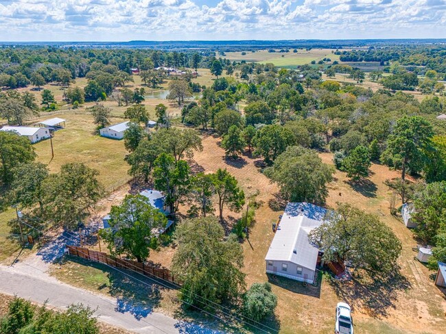121 Redbird Ln in Smithville, TX - Building Photo - Building Photo