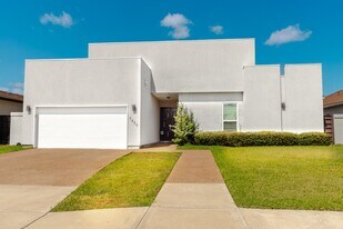 7404 Thomas Harris Dr in Laredo, TX - Building Photo