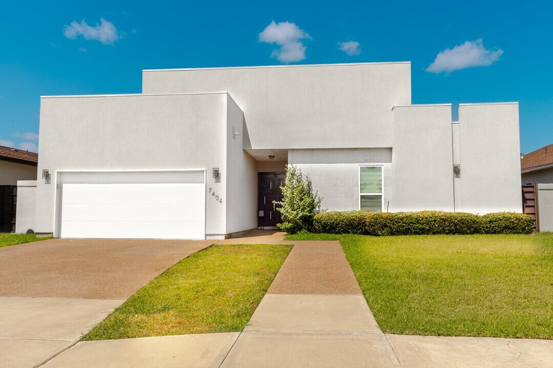 7404 Thomas Harris Dr in Laredo, TX - Building Photo