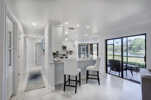 6 Lexington Ln E in Palm Beach Gardens, FL - Building Photo