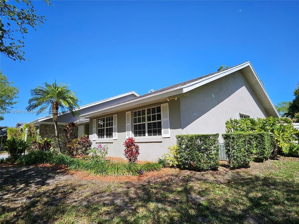 14863 SW 152nd Pl in Miami, FL - Building Photo