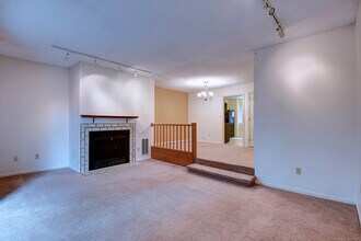 298 Conestoga Way in Glastonbury, CT - Building Photo - Building Photo