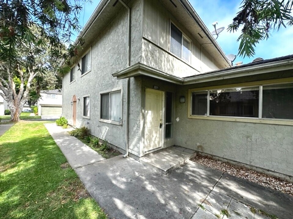 2571 Yardarm Ave in Port Hueneme, CA - Building Photo