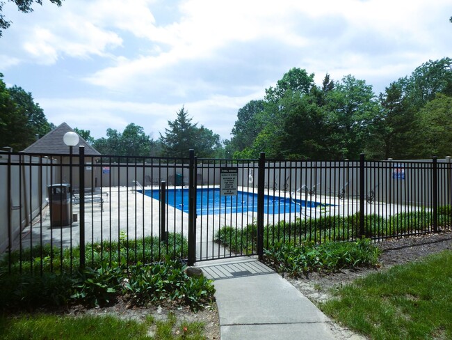 100 Grn Mdws Rd in Columbia, MO - Building Photo - Building Photo
