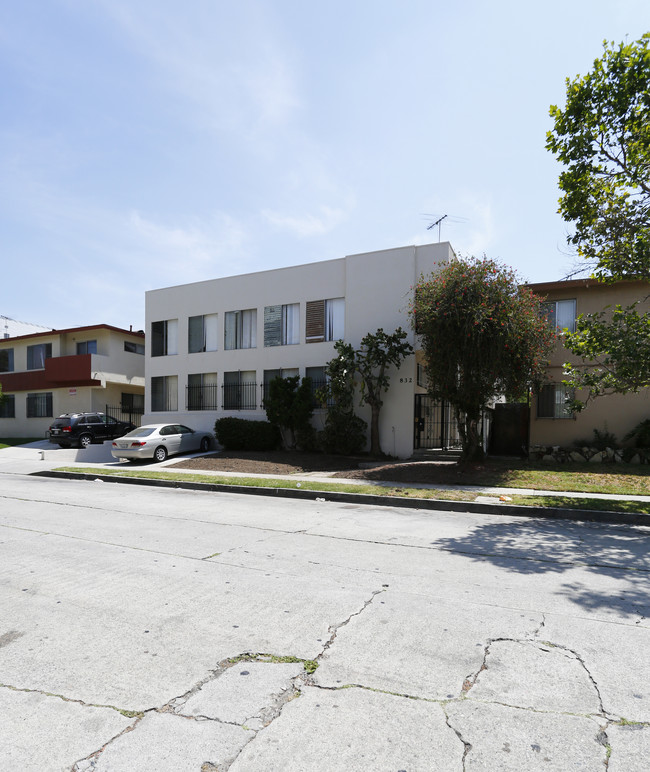 832 S Gramercy Pl in Los Angeles, CA - Foto de edificio - Building Photo