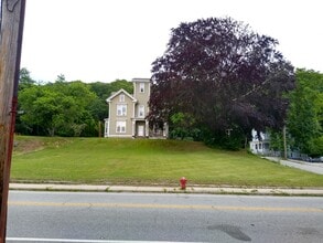 138 Laurel Hill Ave in Norwich, CT - Foto de edificio - Building Photo