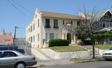 2973 Francis Ave in Los Angeles, CA - Building Photo - Building Photo