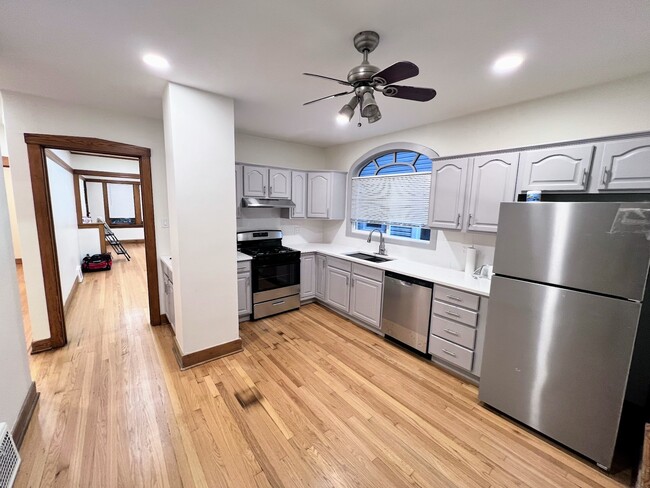 5833 W Peterson Ave in Chicago, IL - Building Photo - Building Photo