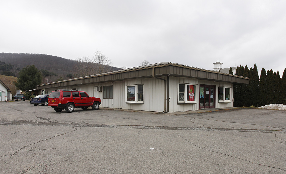 6720 Rt-23 in Oneonta, NY - Foto de edificio