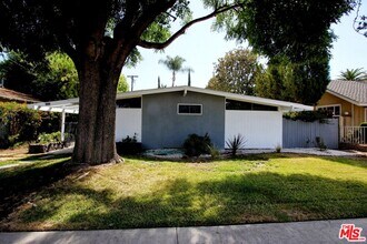 5652 Fallbrook Ave in Los Angeles, CA - Foto de edificio - Building Photo